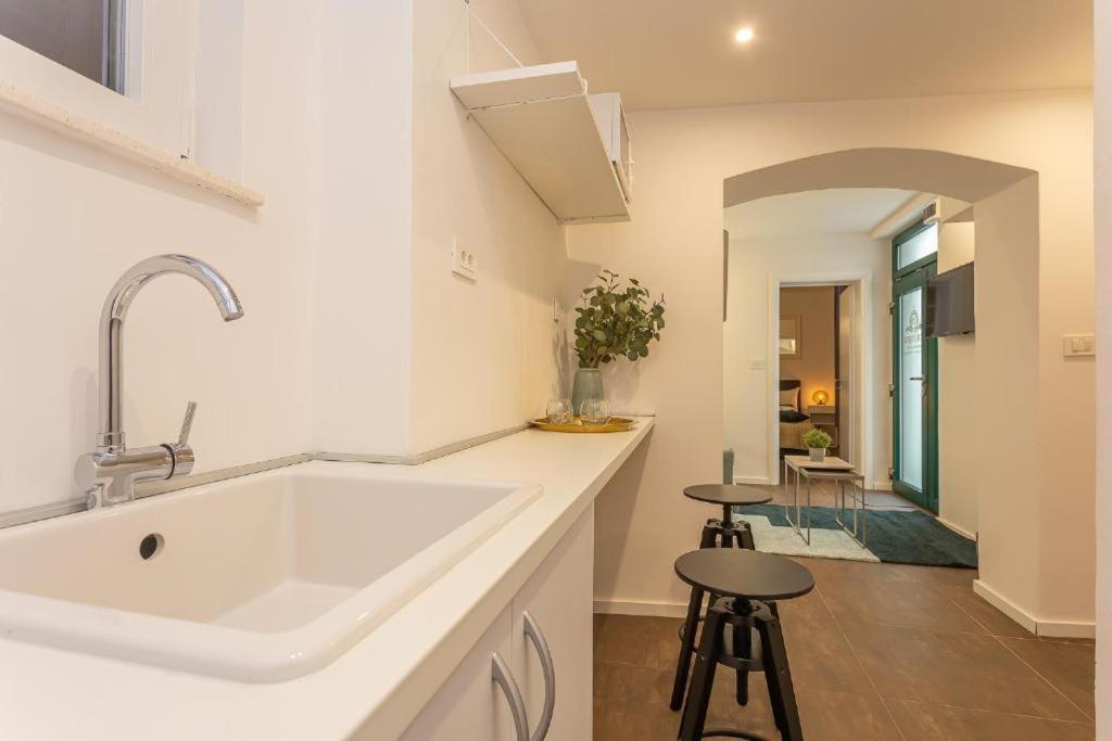 X Boutique Marinac Studio Apartments & Rooms ชิเบนิก ภายนอก รูปภาพ