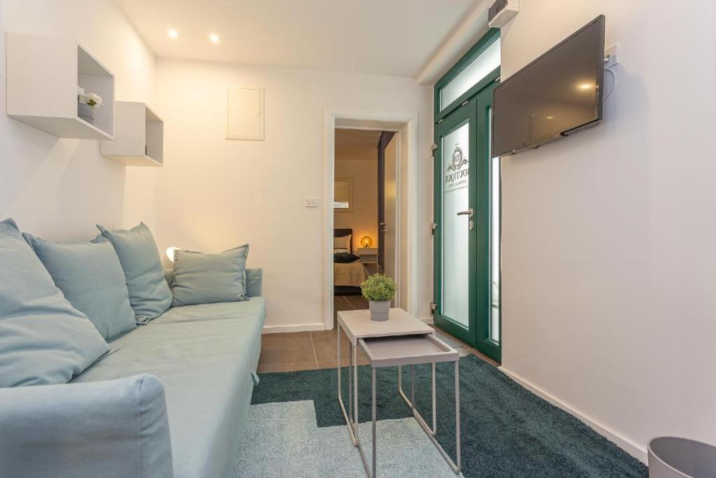 X Boutique Marinac Studio Apartments & Rooms ชิเบนิก ภายนอก รูปภาพ
