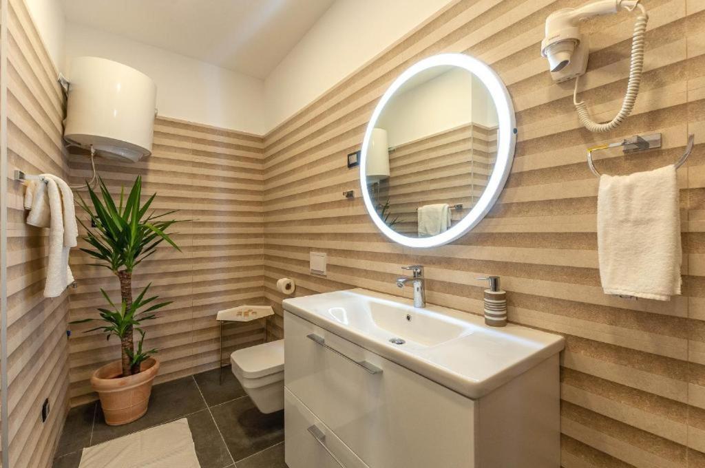 X Boutique Marinac Studio Apartments & Rooms ชิเบนิก ภายนอก รูปภาพ