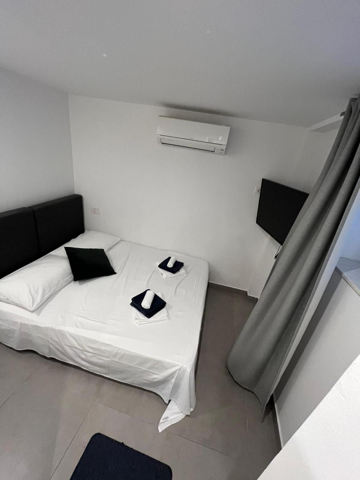 X Boutique Marinac Studio Apartments & Rooms ชิเบนิก ภายนอก รูปภาพ