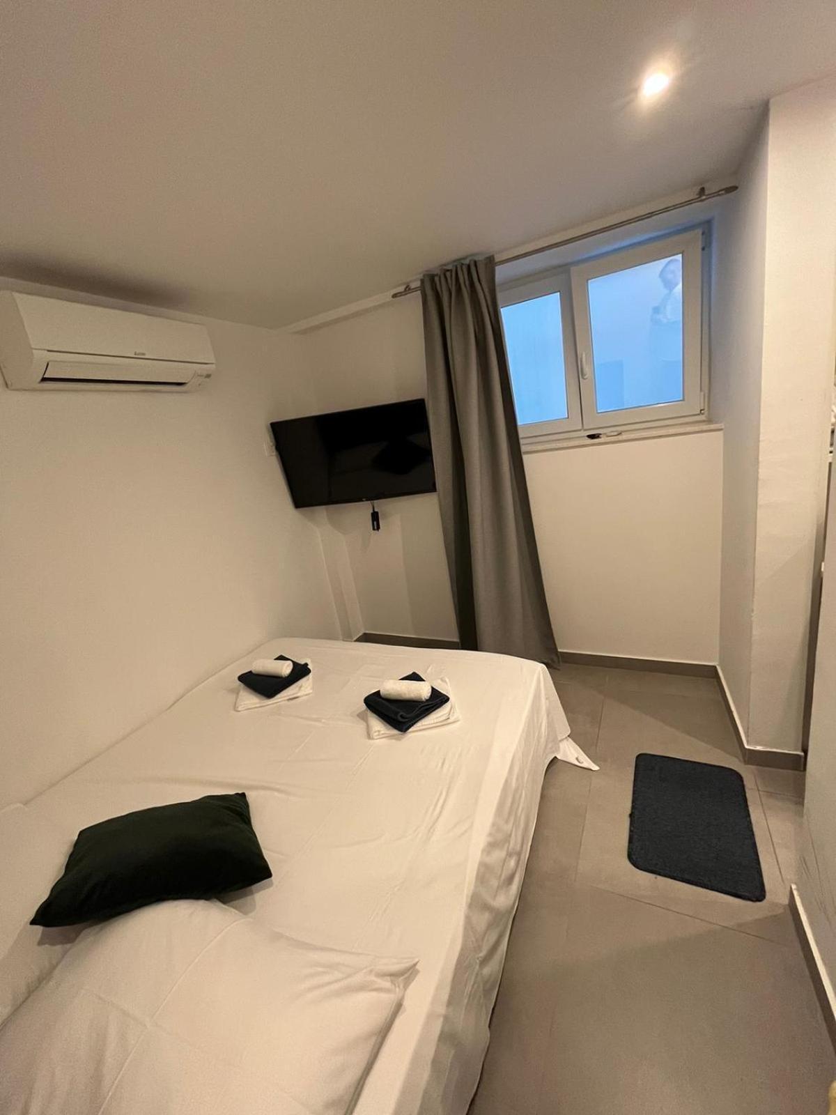 X Boutique Marinac Studio Apartments & Rooms ชิเบนิก ภายนอก รูปภาพ